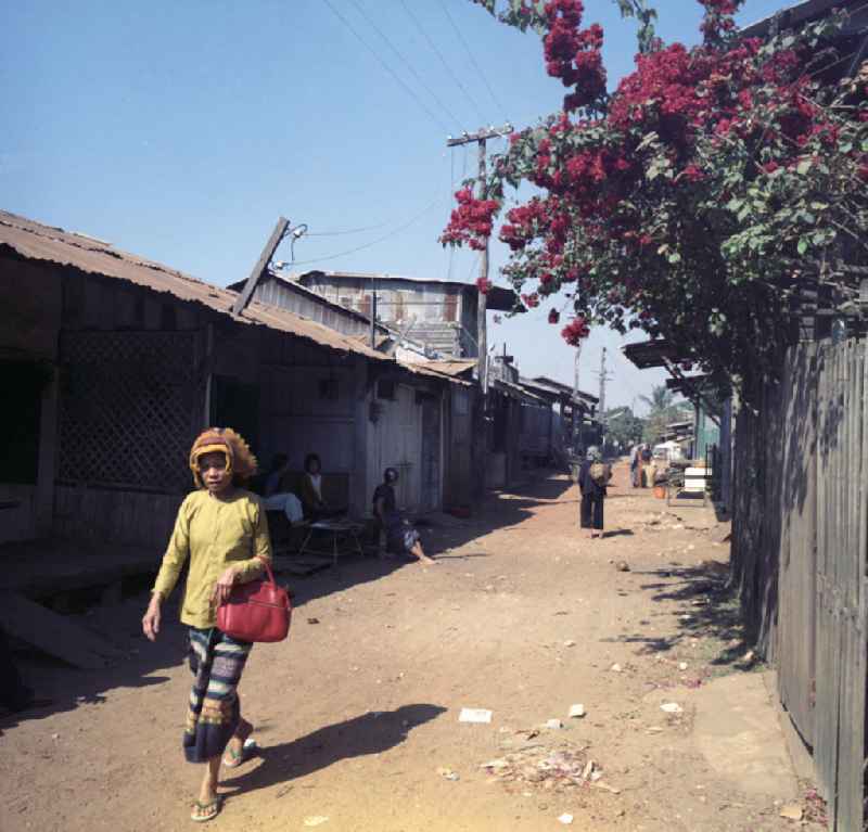 Blick in ein Slumviertel in Vientiane, der Hauptstadt der Demokratischen Volksrepublik Laos.