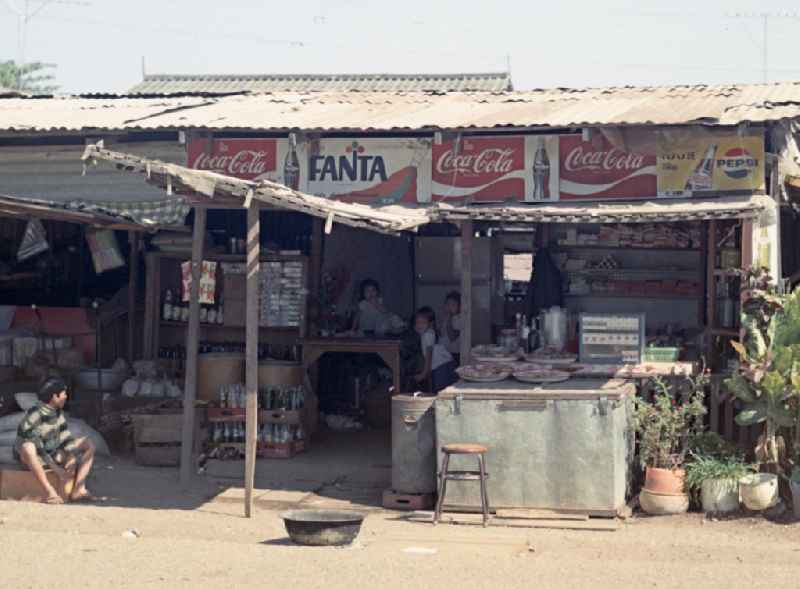 Coca Cola, Fanta und Pepsi steht über diesem Ladengeschäft, die verfallene Auslage deutet auf den Standort - ein Slumviertel in Vientiane, der Hauptstadt der Demokratischen Volksrepublik Laos.