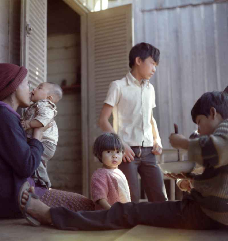 Familienleben in einem Slumviertel in Vientiane, der Hauptstadt der Demokratischen Volksrepublik Laos.