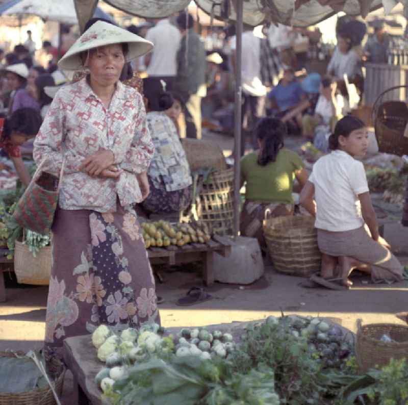 Marktszene in Vientiane, der Hauptstadt der Demokratischen Volksrepublik Laos.
