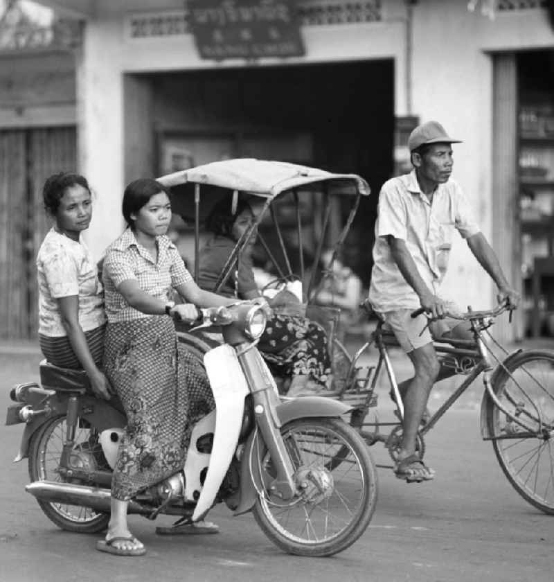 Straßenszene in Vientiane, der Hauptstadt der Demokratischen Volksrepublik Laos.