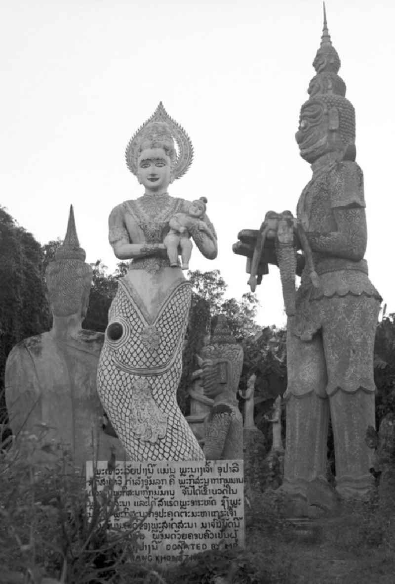Im Buddhapark Xieng Khuan stellen überlebensgroße Skulpturen aus Beton Figuren aus der hinduistischen und buddhistischen Mythologie dar. Der etwa 25 km südöstlich von Vientiane am Ufer des Mekong gelegene Park war in den 5