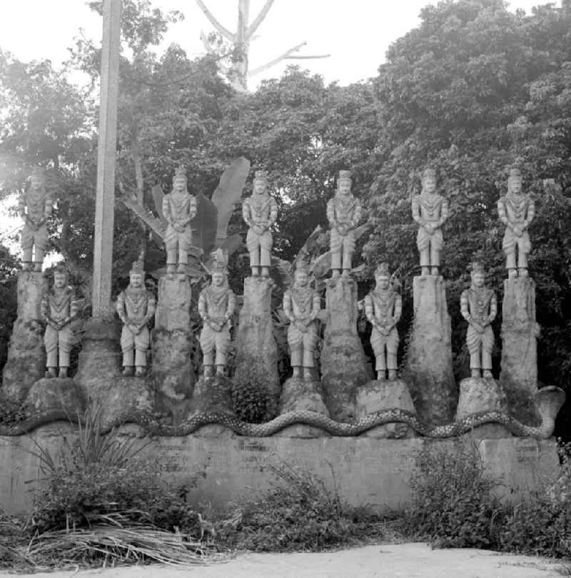Im Buddhapark Xieng Khuan stellen überlebensgroße Skulpturen aus Beton Figuren aus der hinduistischen und buddhistischen Mythologie dar. Der etwa 25 km südöstlich von Vientiane am Ufer des Mekong gelegene Park war in den 5
