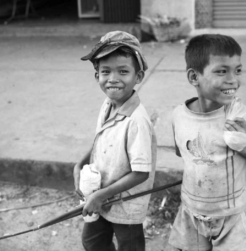 Kinder auf einer Straße in Vientiane, der Hauptstadt der Demokratischen Volksrepublik Laos.