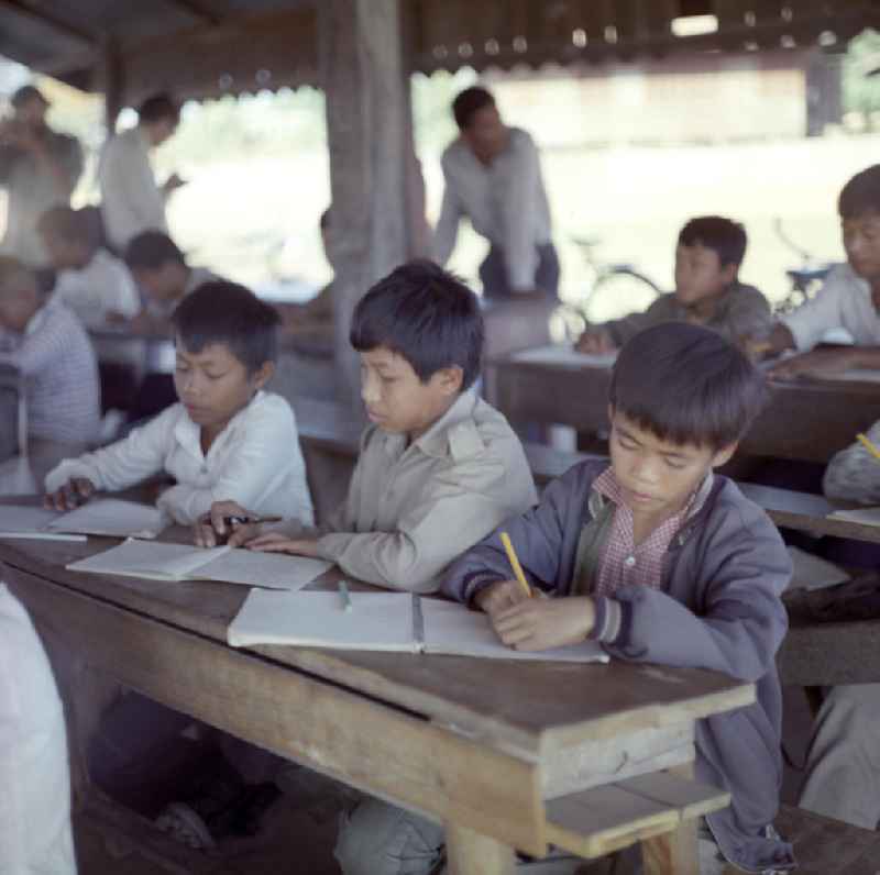 Nach der Gründung der Volksrepublik Laos im Dezember 1975 wurde das Schulsystem von der neuen kommunistischen Regierung in Laos wieder aufgebaut, um dem in der Bevölkerung weit verbreiteten Analphabetismus entgegenzuwirken.