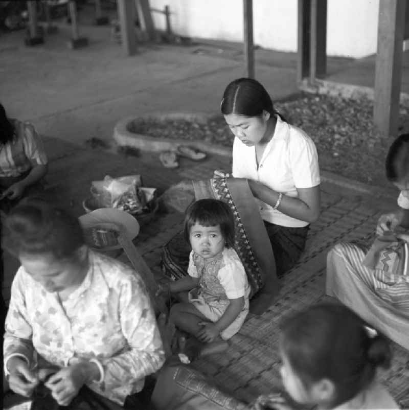 Frauen bei Näharbeiten in einer Weberei in Vientiane, der Hauptstadt der Demokratischen Volksrepublik Laos.