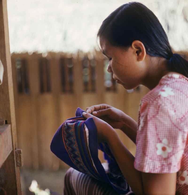 Frauen bei Näharbeiten in einer Weberei in Vientiane, der Hauptstadt der Demokratischen Volksrepublik Laos.