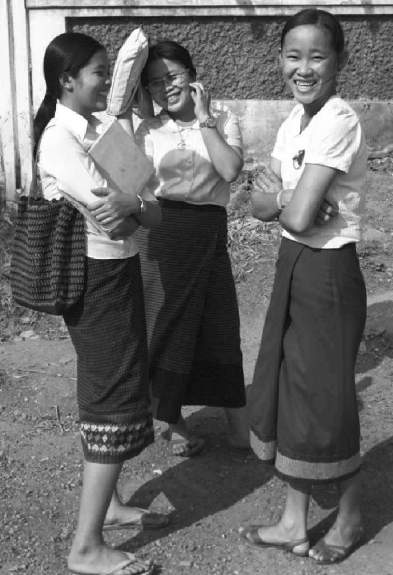 Mädchen in Vientiane in der Demokratischen Volksrepublik Laos.