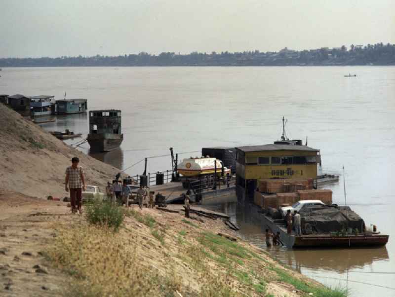 Fähre im Hafen des Mekong in Vientiane in der Demokratischen Volksrepublik Laos verkauft.