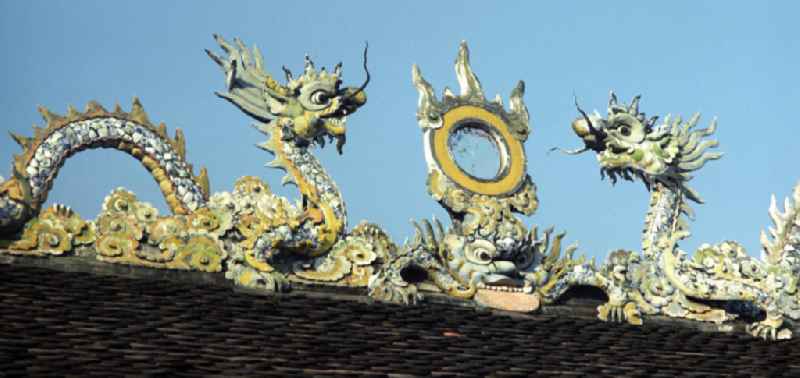 Mythische Drachen auf dem Dach eines Tempels des Pha That Luang in Vientiane, der Hauptstadt der Demokratischen Volksrepublik Laos.