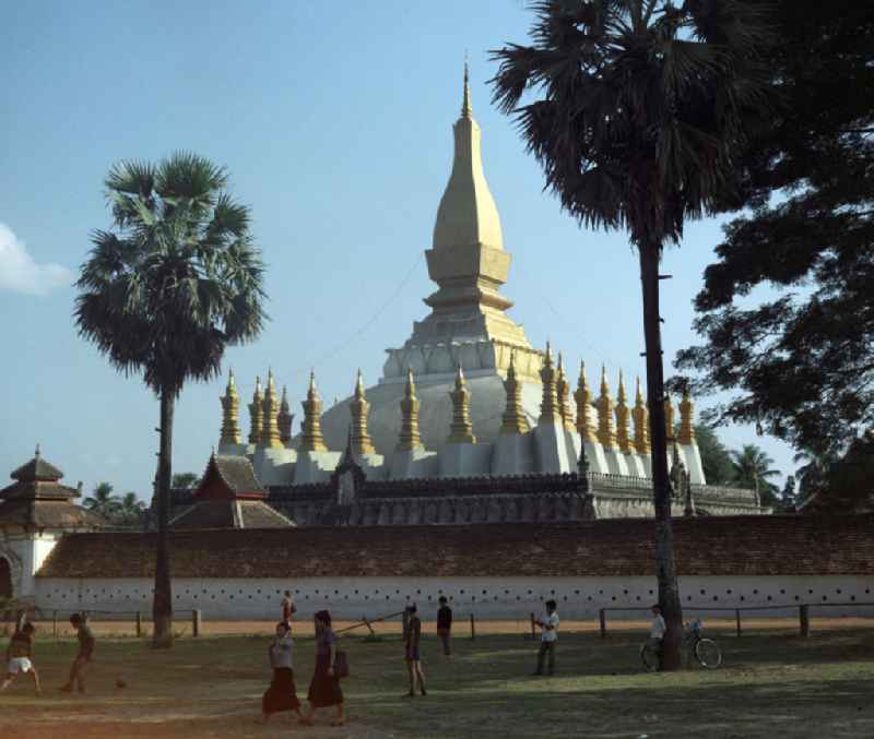 Die goldene Stupa Pha That Luang in Vientiane, der Hauptstadt der Demokratischen Volksrepublik Laos.
