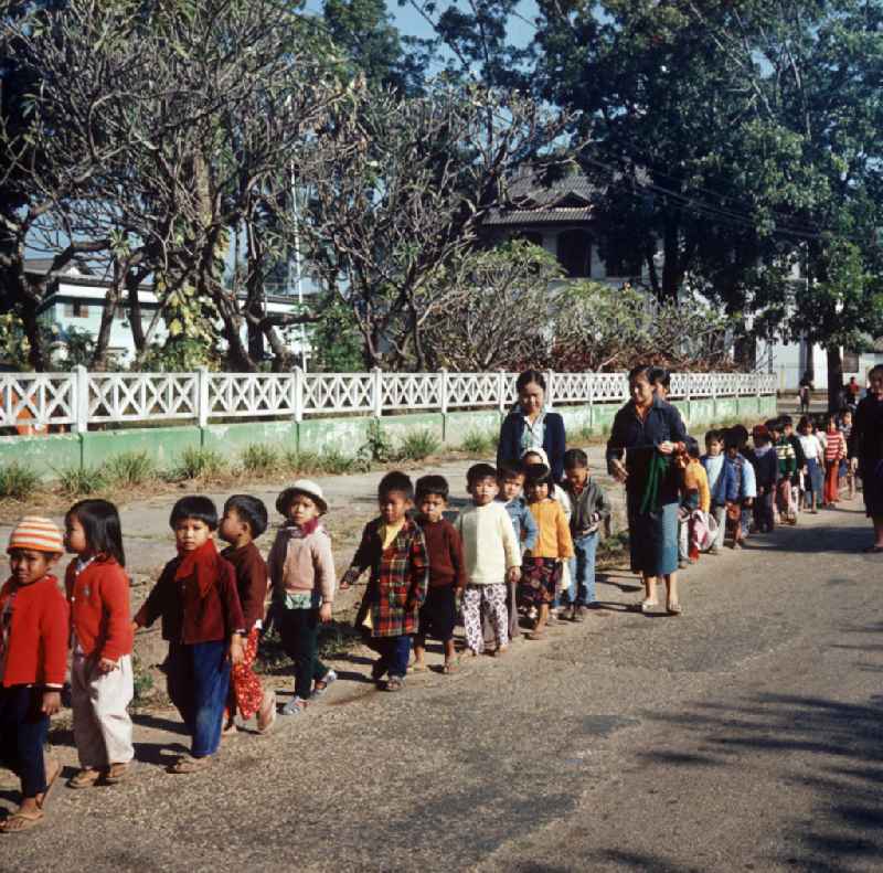 Kindergruppe in Vientiane in der Demokratischen Volksrepublik Laosv.