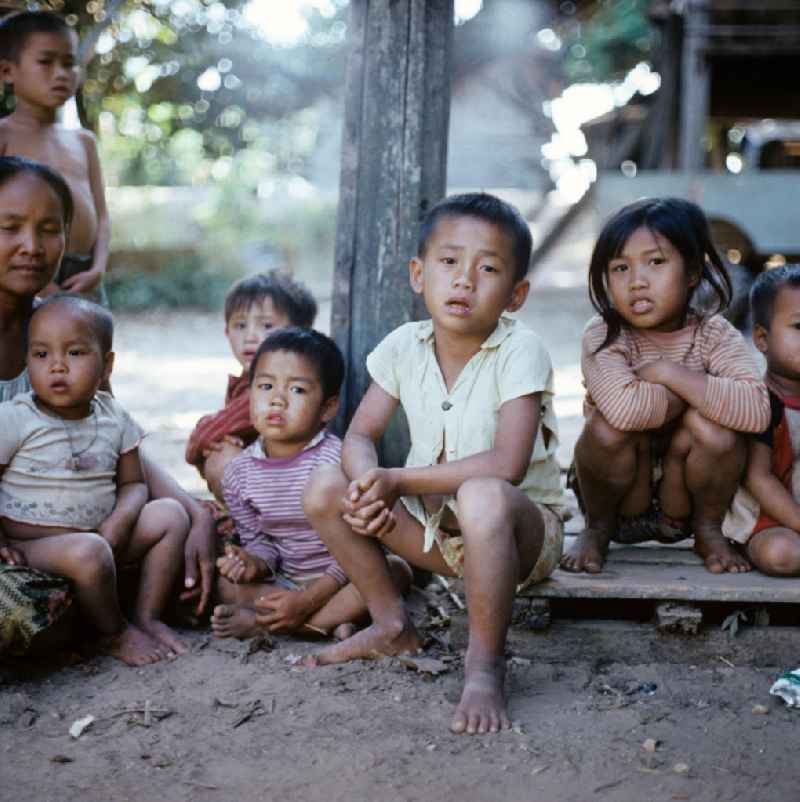 Kinder in einem Dorf in der Demokratischen Volksrepublik Laos.