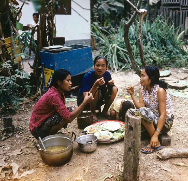 Frauen beim Essen auf einer Hochzeitsfeier in einem Dorf in der Demokratischen Volksrepublik Laos.