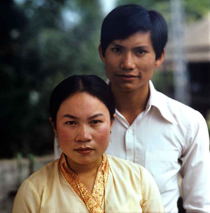 Brautpaar auf einer Hochzeitsfeier in einem Dorf in der Demokratischen Volksrepublik Laos.