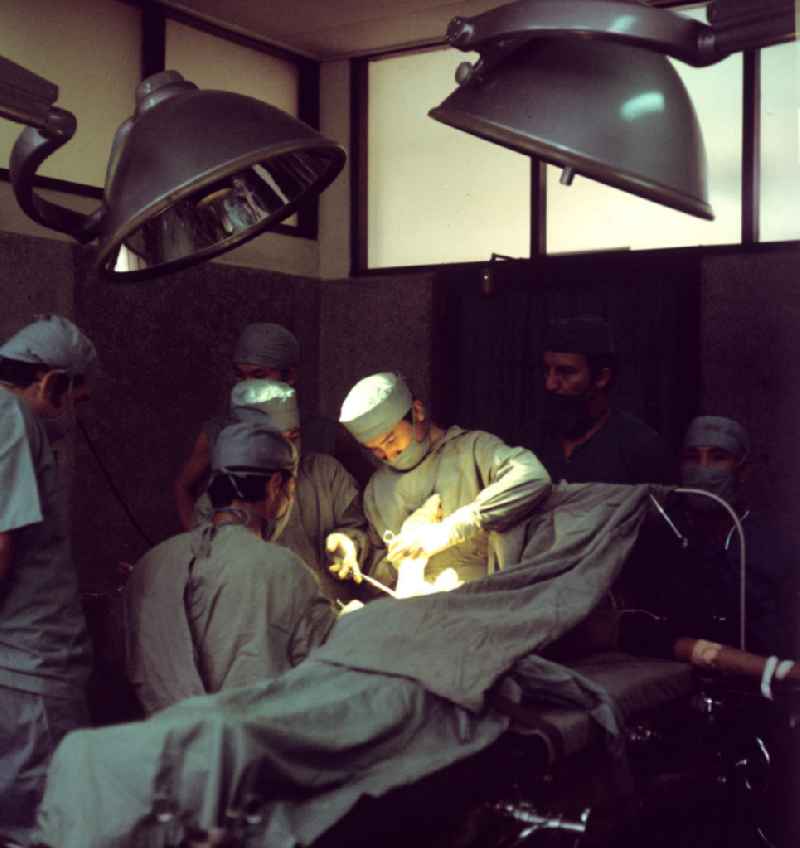 Kubanische Ärzte operieren in einem laotischen Krankenhaus in der Demokratischen Volksrepublik Laos.