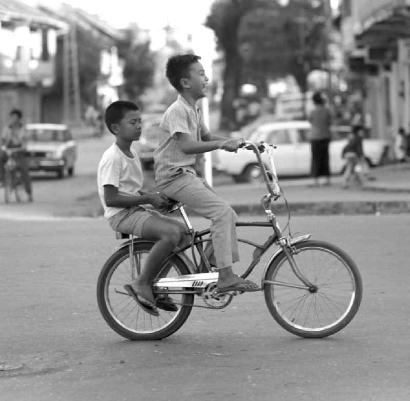 Straßenszene mit zwei Jungen in Vientiane in der Demokratischen Volksrepublik Laos.