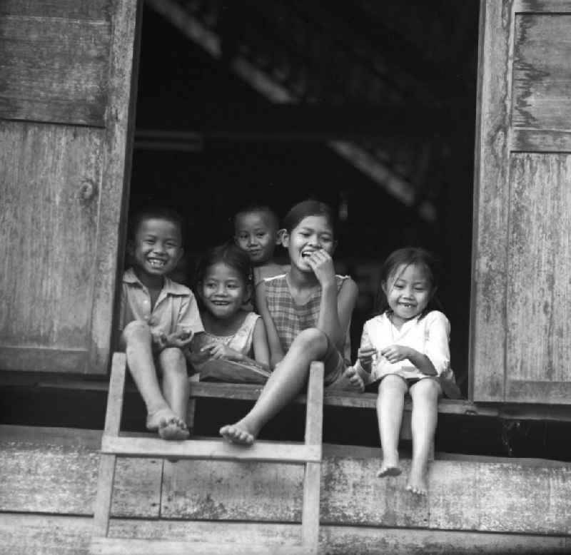 Kinder bei einer Hochzeit in einem Dorf in der Demokratischen Volksrepublik Laos.