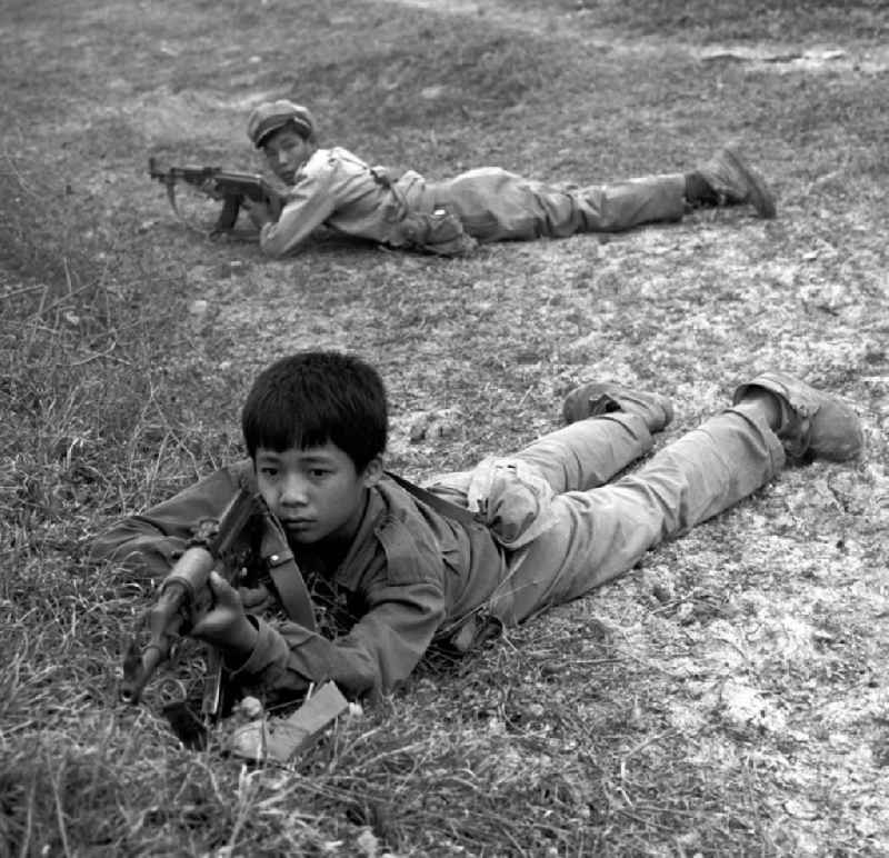 Kinder-Soldaten der laotischen Armee in der Demokratischen Volksrepublik Laos bei einer Übung. Erst zwei Jahre zuvor, am 2. Dezember 1975, war durch die kommunistisch geprägten Kräfte die Volksrepublik Laos ausgerufen worden. Die politische und wirtschaftliche Situation blieb aber auch in den Folgejahren unsicher und instabil.