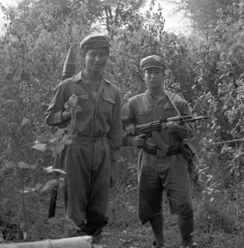 Soldaten der laotischen Armee in der Demokratischen Volksrepublik Laos bei einer Übung. Erst zwei Jahre zuvor, am 2. Dezember 1975, war durch die kommunistisch geprägten Kräfte die Volksrepublik Laos ausgerufen worden. Die politische und wirtschaftliche Situation blieb aber auch in den Folgejahren unsicher und instabil.