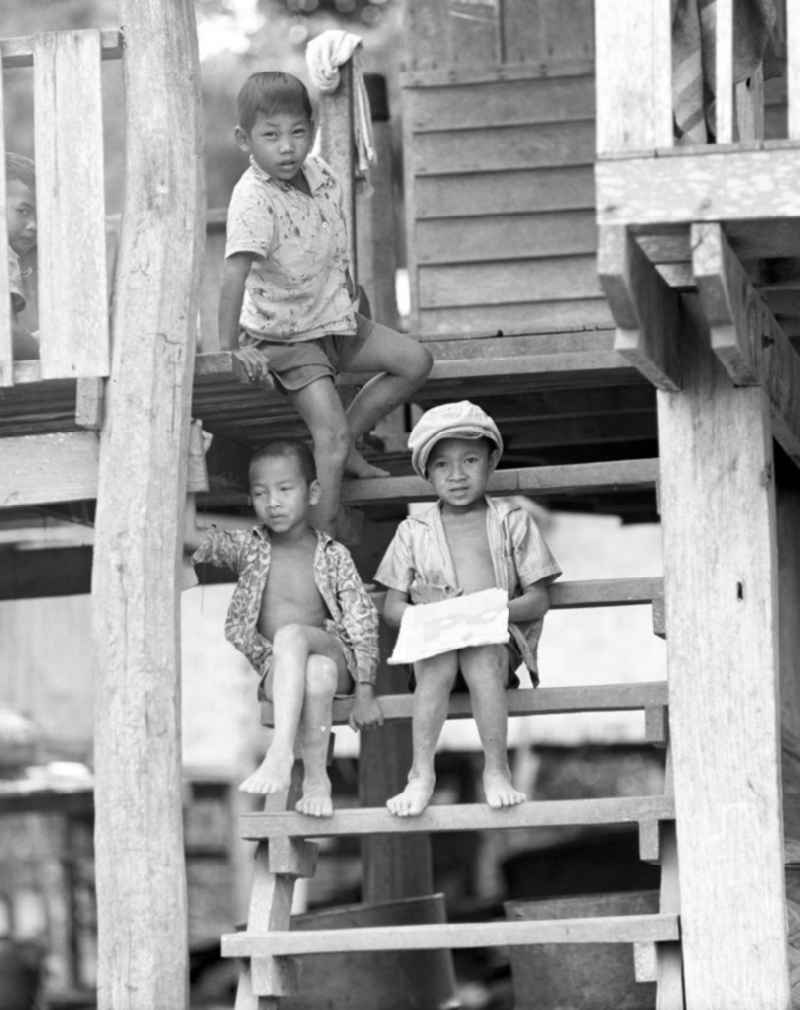 Kinder in einem Dorf in der Demokratischen Volksrepublik Laos.