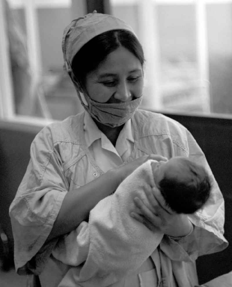 Neugeborenes auf dem Arm einer Krankenschwester in einem laotischen Krankenhaus.