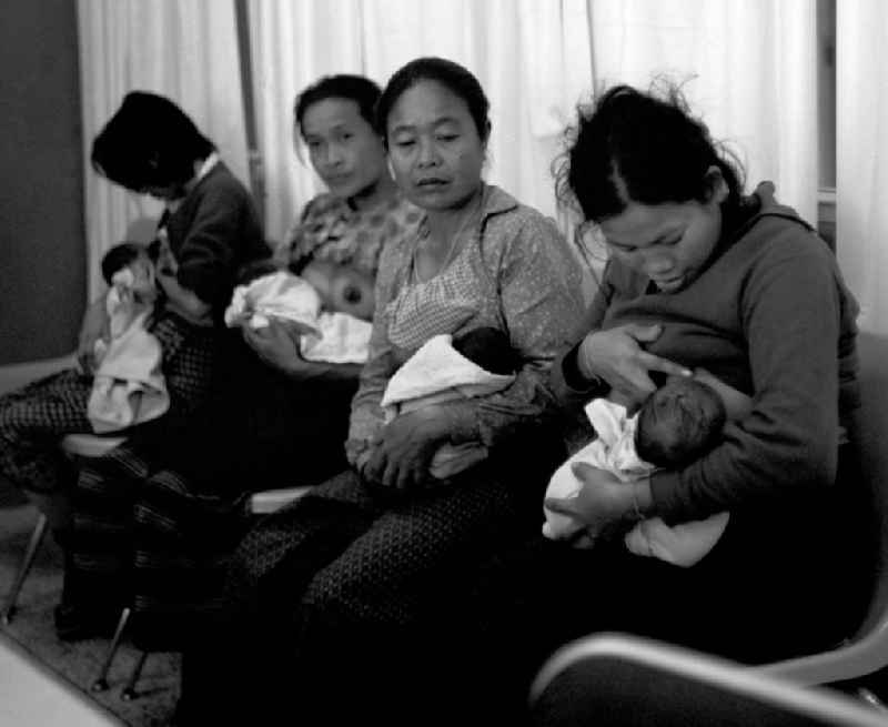 Mütter stillen ihre Neugeborenen in einem laotischen Krankenhaus in der Demokratischen Volksrepublik Laos.