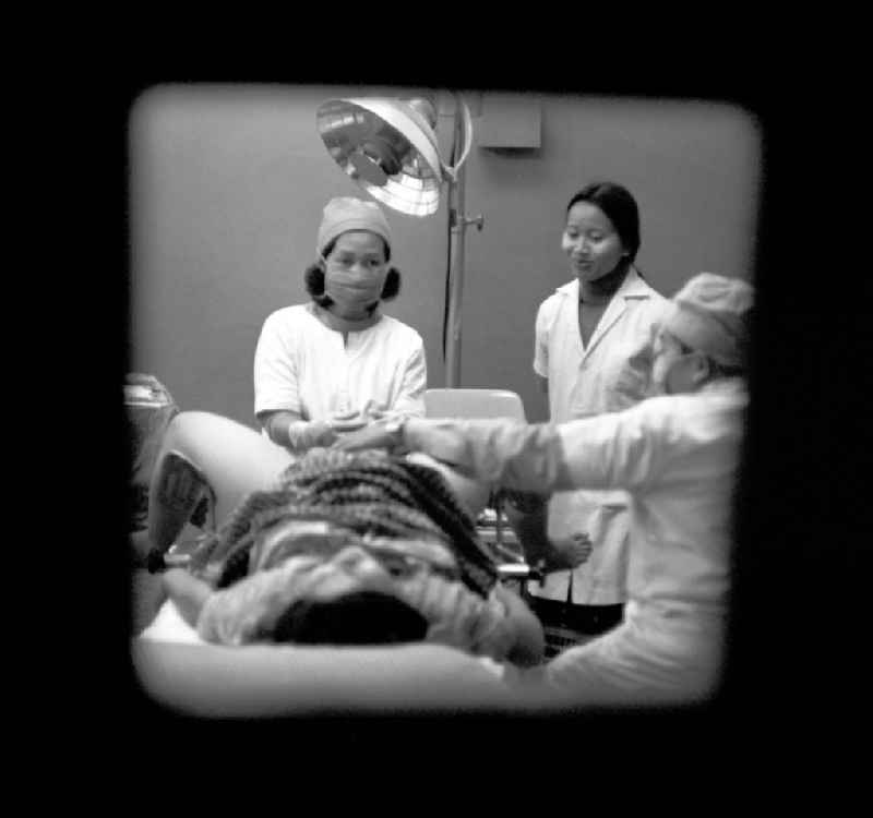 Hebamme bei der Entbindung eines Babys in einem laotischen Krankenhaus in der Demokratischen Volksrepublik Laos.