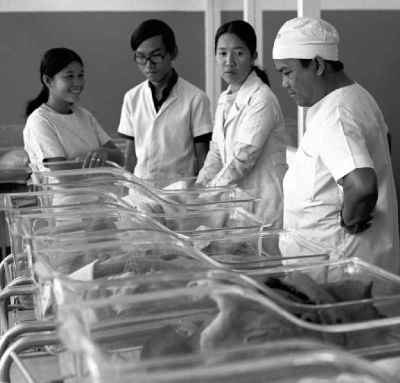 Ärzte und Schwestern bei Neugeborenen in einem laotischen Krankenhaus in der Demokratischen Volksrepublik Laos.