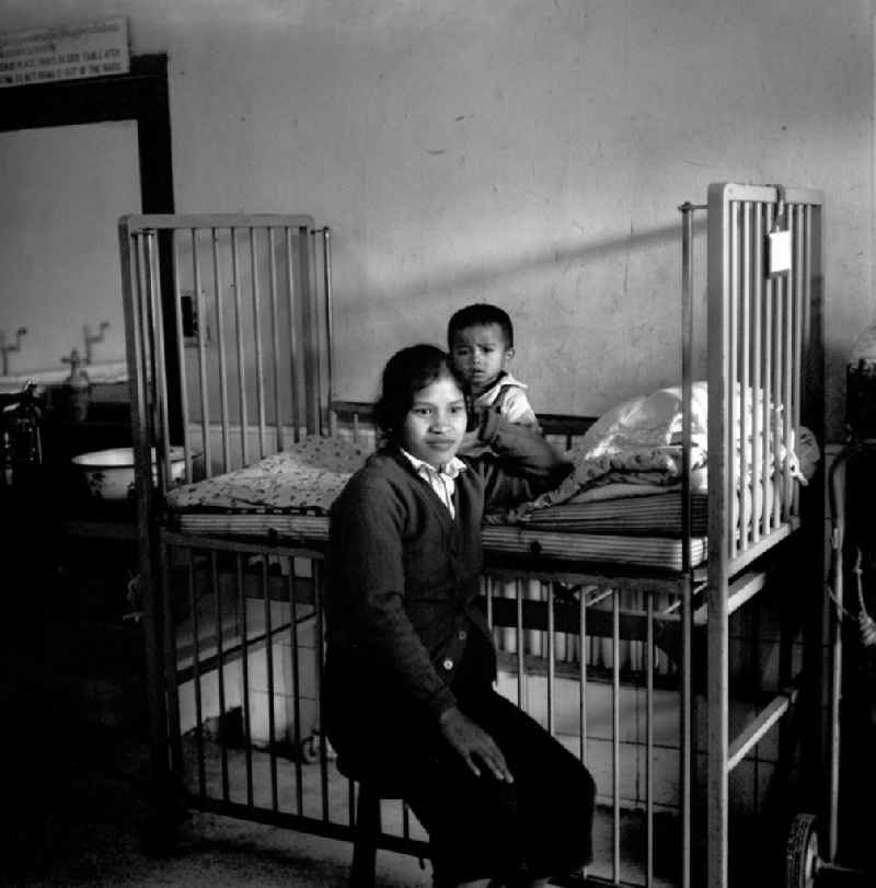 Kleiner Patient in einem laotischen Krankenhaus in der Demokratischen Volksrepublik Laos.