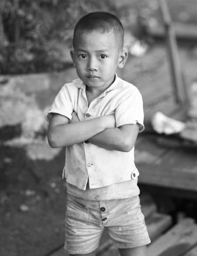 Junge in Vientiane in der Demokratischen Volksrepublik Laos.
