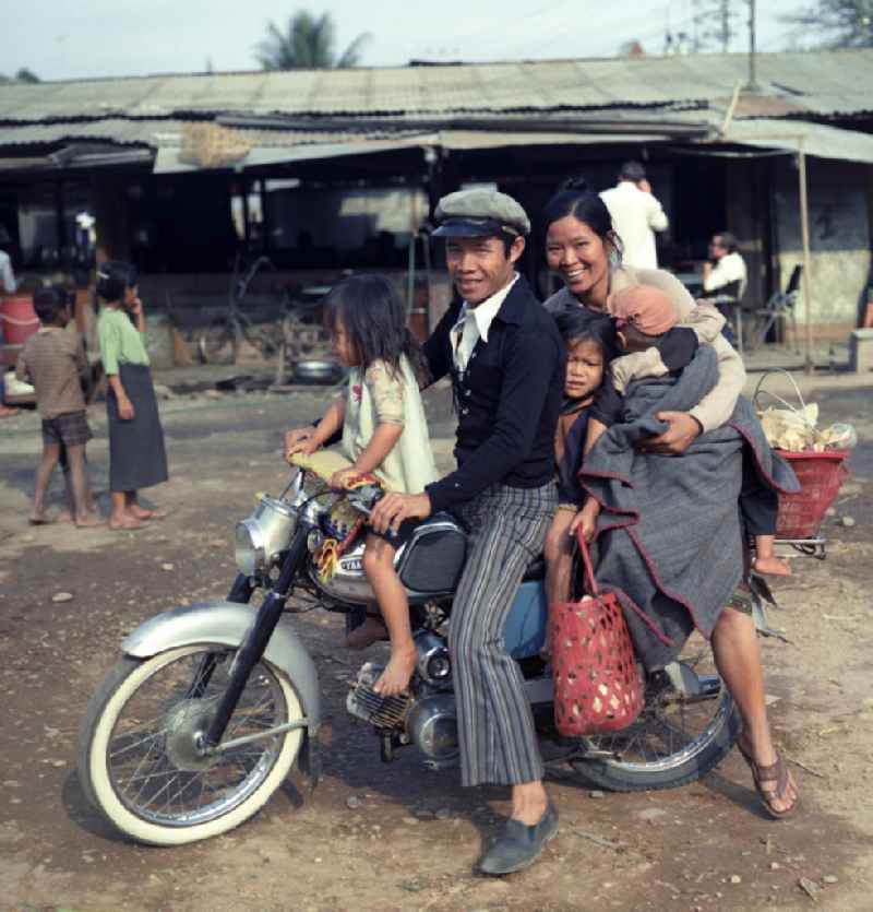 Familie mit Kindern auf einem Motorrad in Vientiane in der Demokratischen Volksrepublik Laos.