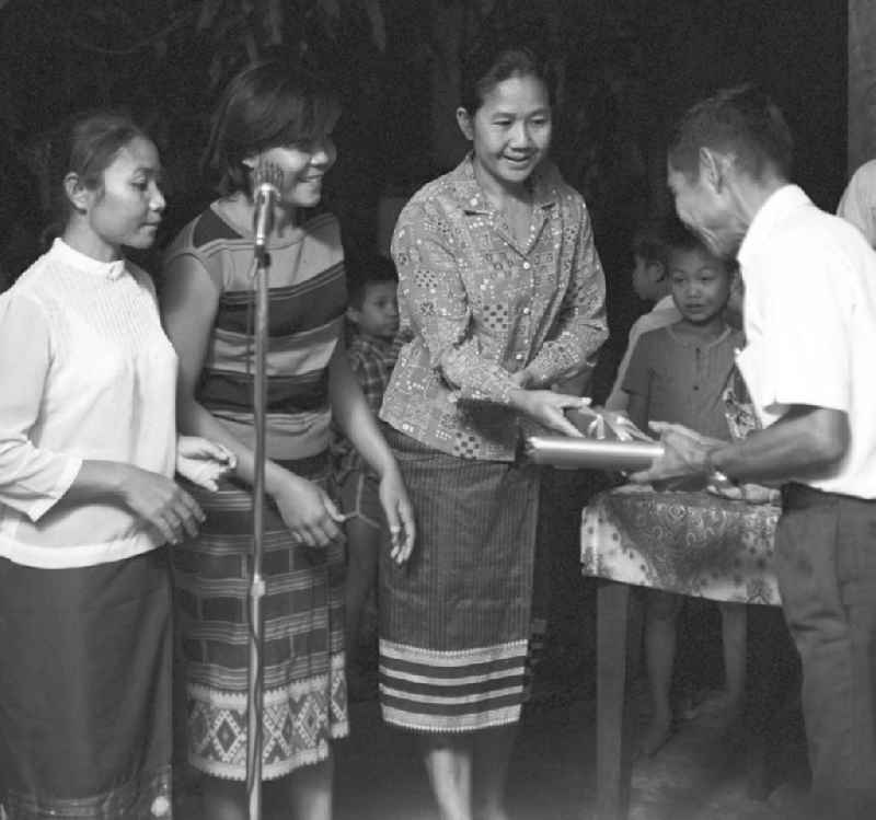 Frauen erhalten ihr Diplom für das erfolgreiche Lernen von Lesen und Schreiben in der Demokratischen Volksrepublik Laos. Nach der Gründung der Volksrepublik Laos im Dezember 1975 wurde das Schulsystem von der neuen kommunistischen Regierung in Laos wieder aufgebaut, um dem in der Bevölkerung weit verbreiteten Analphabetismus entgegenzuwirken.