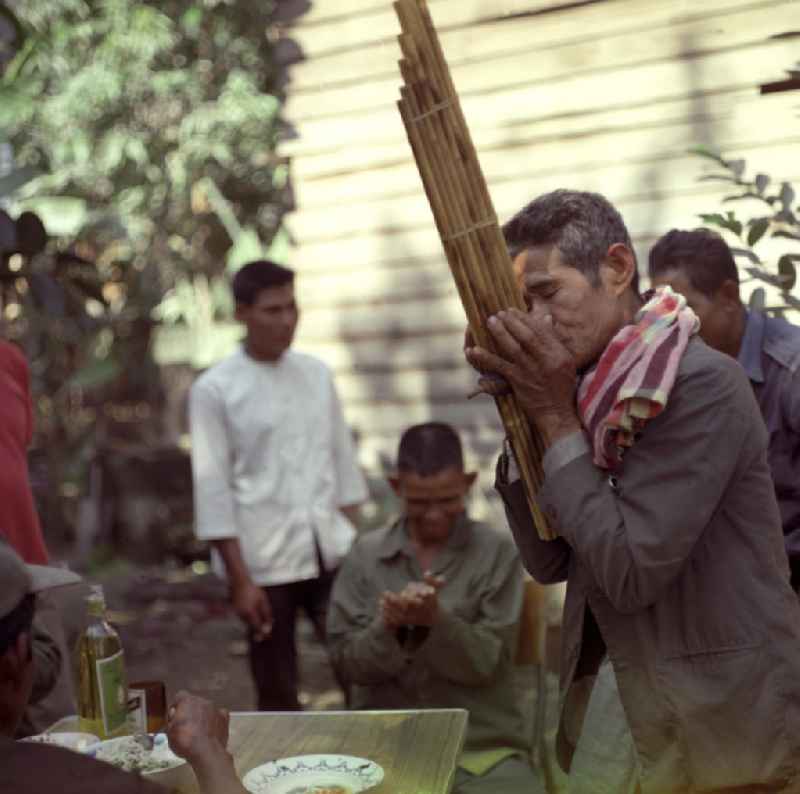 Ein Mann spielt auf einer Khaen zu einer Hochzeit in einem Dorf in der Demokratischen Volksrepublik Laos.