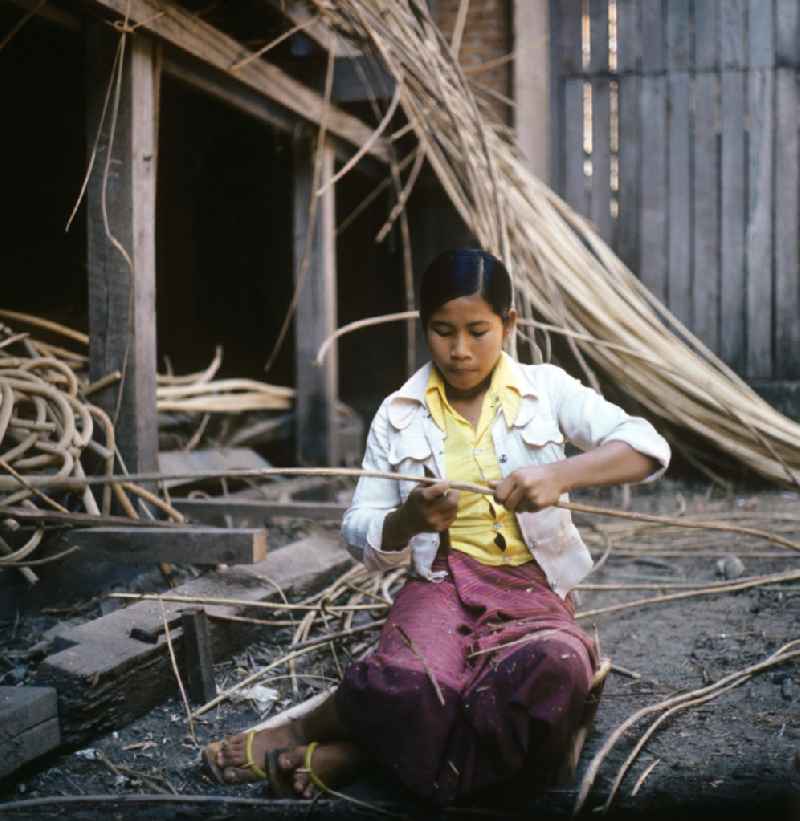 Frauen bei der Arbeit in einer Bambusmöbelfabrik in Vientiane in der Demokratischen Volksrepublik Laos.