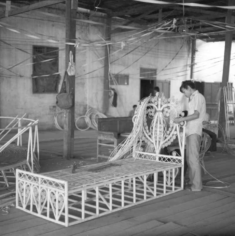 Herstellung eines Bamubusbettes in einer Bambusmöbelfabrik in Vientiane in der Demokratischen Volksrepublik Laos.