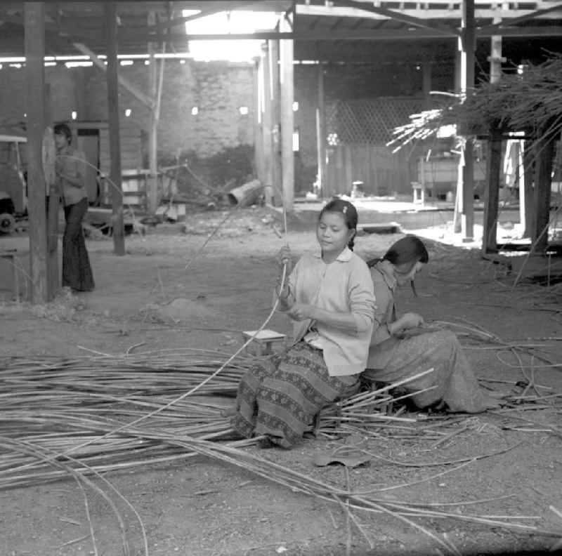 Arbeiterinnen in einer Bambusmöbelfabrik in Vientiane in der Demokratischen Volksrepublik Laos.