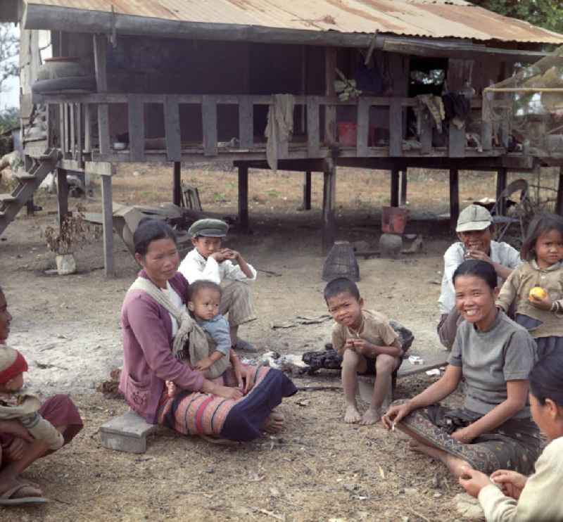 Eine Familie in einem Dorf in der Demokratischen Volksrepublik Laos.