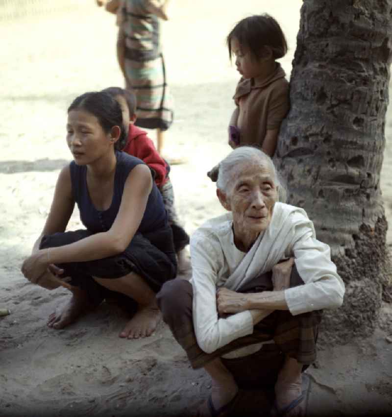 Frauen und Kinder in Vientiane in der Demokratischen Volksrepublik Laos.