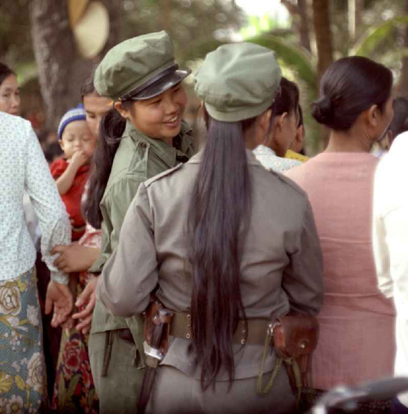 Frauen der Miliz in Uniform in Vientiane in der Demokratischen Volksrepublik Laos.