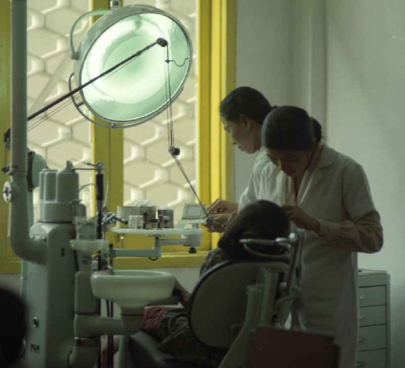 Behandlung beim Zahnarzt in einer Praxis in Vientiane in der Demokratischen Volksrepublik Laos.