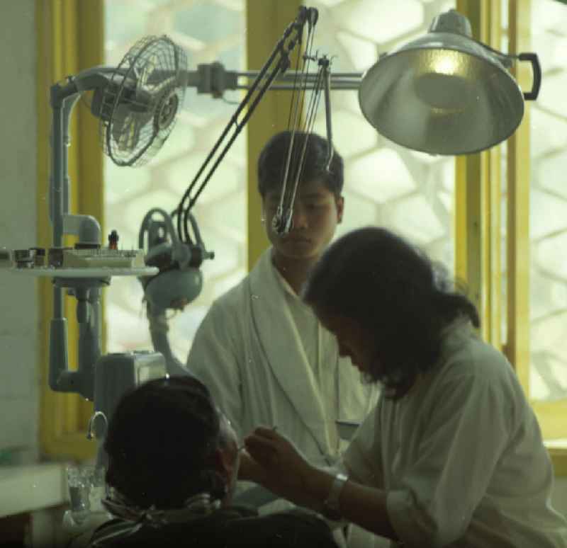 Behandlung beim Zahnarzt in einer Praxis in Vientiane in der Demokratischen Volksrepublik Laos.