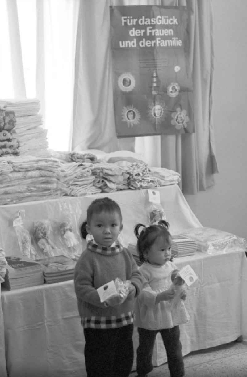 Der Botschafter der DDR, Günter Horn, überreicht in Vientiane in der Demokratischen Volksrepublik Laos eine aus der DDR stammende Solispende - darunter Puppen und Spielzeug für die Kinder - 'für das Glück der Frauen und der Familie'.