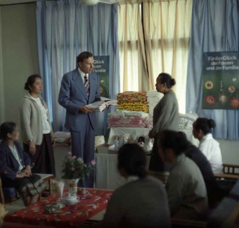 Der Botschafter der DDR, Günter Horn, überreicht in Vientiane in der Demokratischen Volksrepublik Laos eine aus der DDR stammende Solispende 'für das Glück der Frauen und der Familie'.