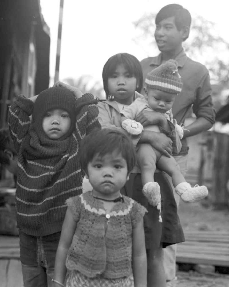 Kinder aus dem Volksstamm der Meo, auch Hmong genannt, in Vientiane, der Hauptstadt der Demokratischen Volksrepublik Laos. Die Hmong gehörten zu einer infolge des Vietnam-Krieges verfolgten und zurückgezogen lebenden Minderheit in Laos.