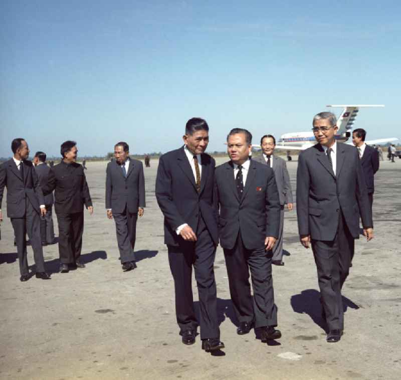 Ankunft von Kaysone Phomvihane (2.v.r.), dem Generalsekretär des ZK der Laotischen Revolutionären Volkspartei LRVP, auf dem Flughafen von Vientiane Demokratischen Volksrepublik Laos.