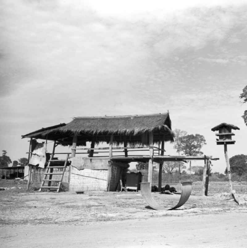 Hütte in einem Dorf in der Demokratischen Volksrepublik Laos.
