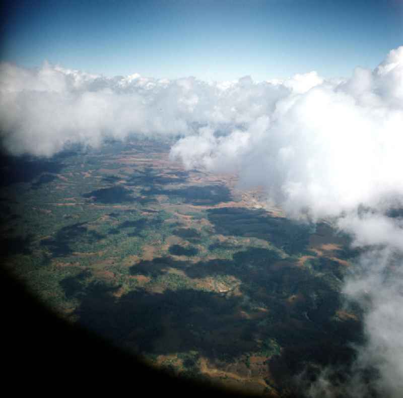Blick aus dem Flugzeug auf die Demokratische Volksrepublik Laos.