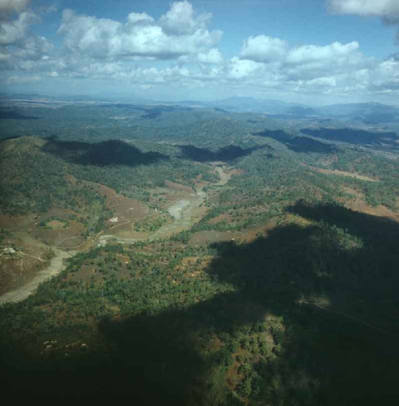 Blick aus dem Flugzeug auf die Demokratische Volksrepublik Laos.