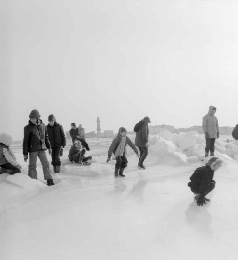 Tourists walk on the frozen and snow-covered Baltic Sea in Warnemuende in the federal state Mecklenburg-Western Pomerania on the territory of the former GDR, German Democratic Republic